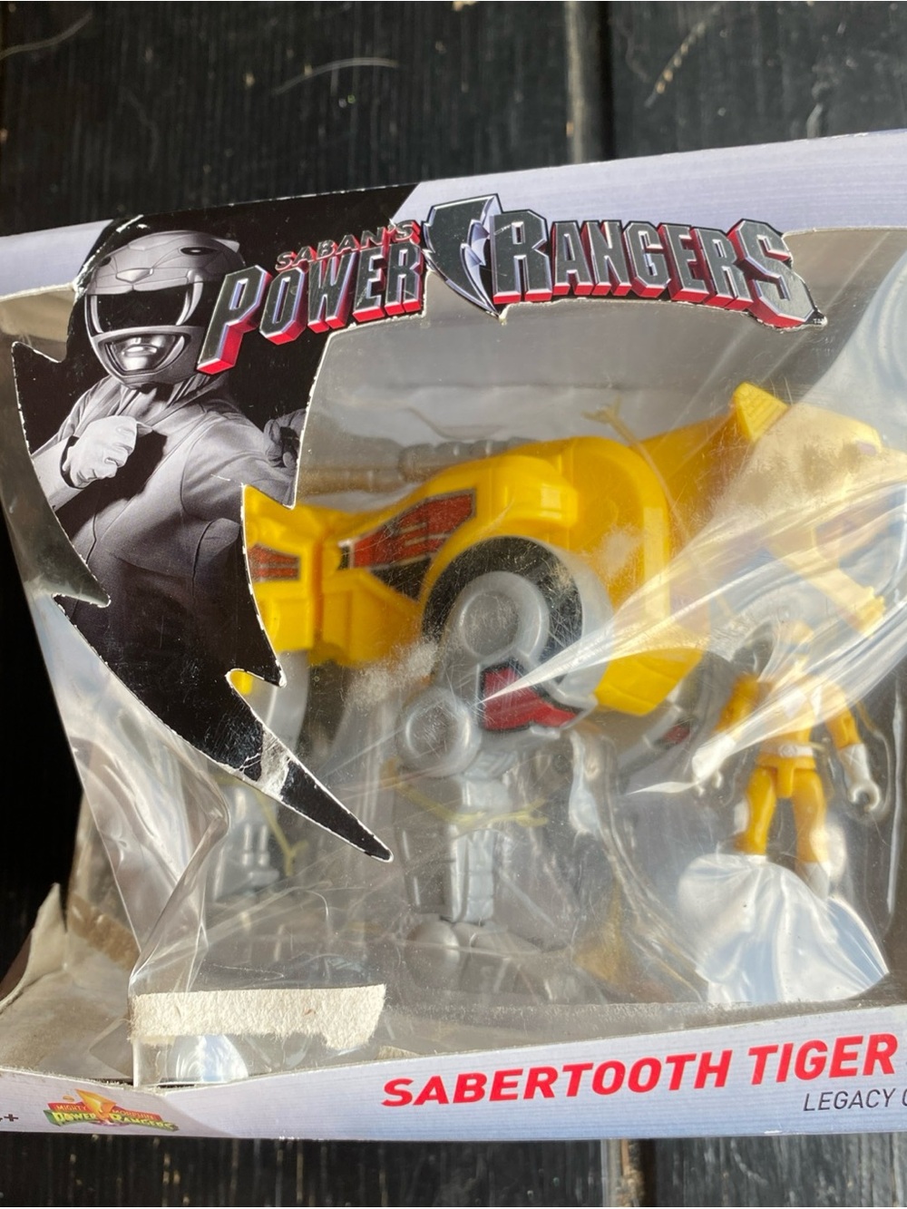 Power Ranger Sabertooth Tiger Zord & Yellow Ranger Pack - Picture 2 of 8